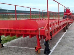 Usædvanligt specialprojekt med en læsserampe og platform til tungt maskineri